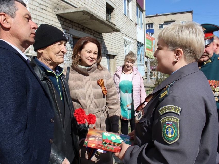 ​Слова благодарности, открытки и подарки: Сотрудники Госинспекции Забайкалья поздравили ветеранов в Шилке 